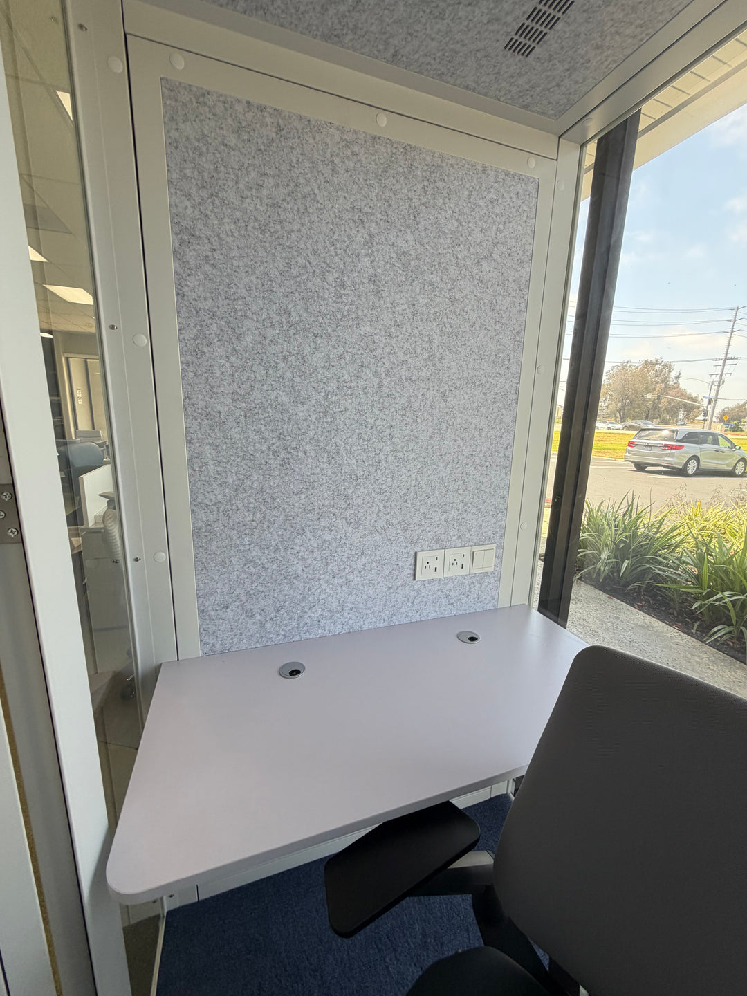 Streaming Pod / Soundproof Privacy Booth – Modern Office Enclosure
