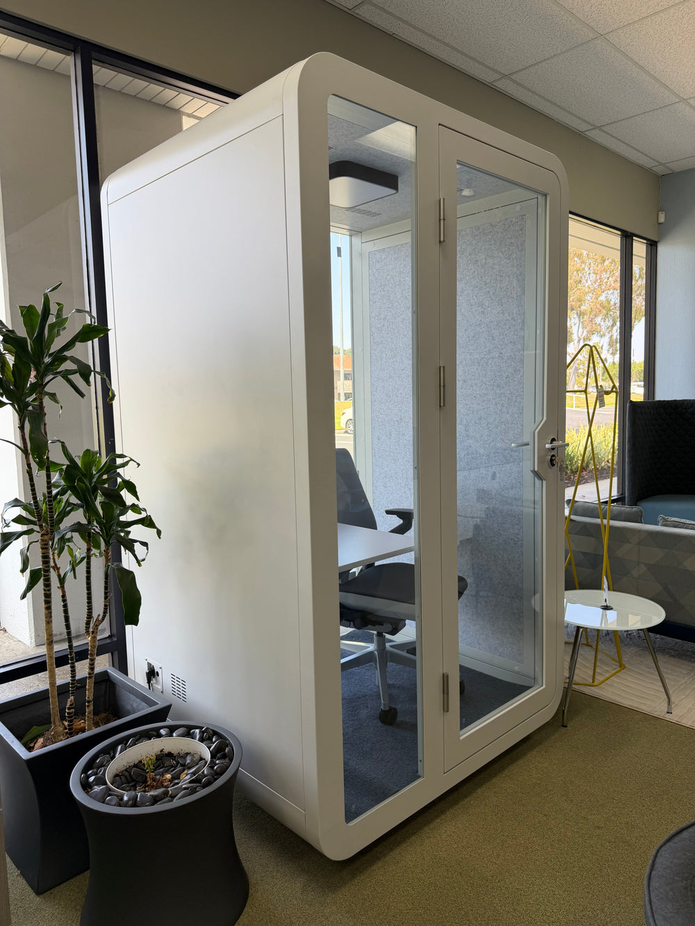 Streaming Pod / Soundproof Privacy Booth – Modern Office Enclosure