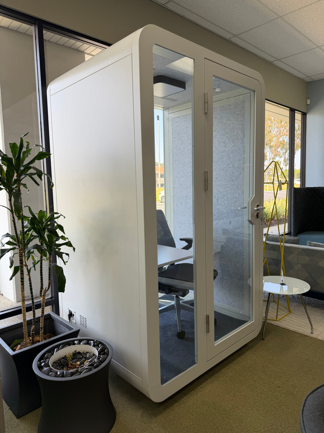 Streaming Pod / Soundproof Privacy Booth – Modern Office Enclosure