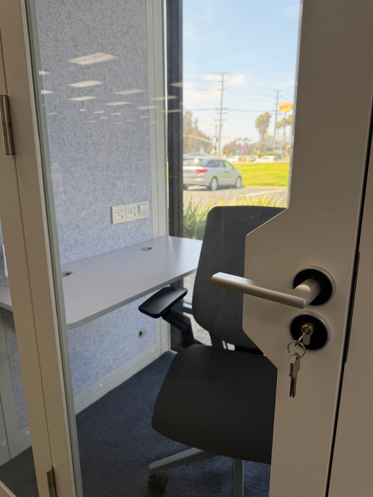 Streaming Pod / Soundproof Privacy Booth – Modern Office Enclosure