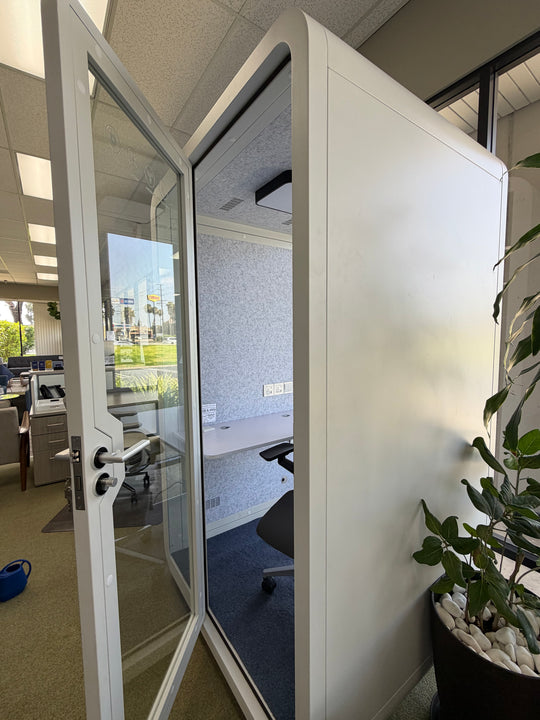 Streaming Pod / Soundproof Privacy Booth – Modern Office Enclosure