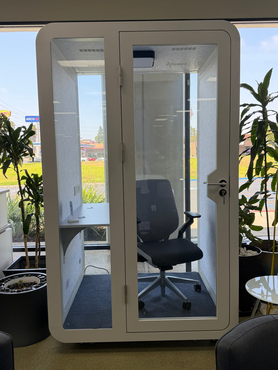 Streaming Pod / Soundproof Privacy Booth – Modern Office Enclosure