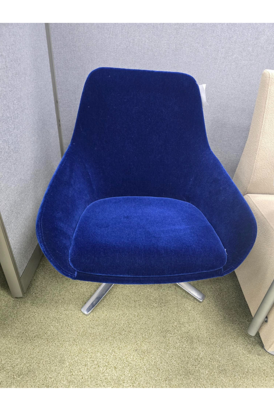 Pre-Owned 9 TO 5 Lily Lounge Chair $100