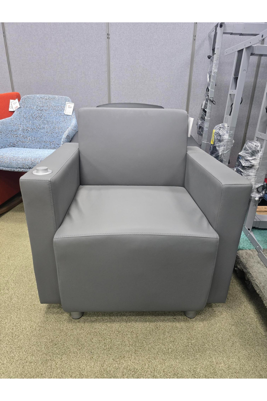 Pre-Owned OFFICE STAR Lounge Club Chair All Vinyl with USB Port $100