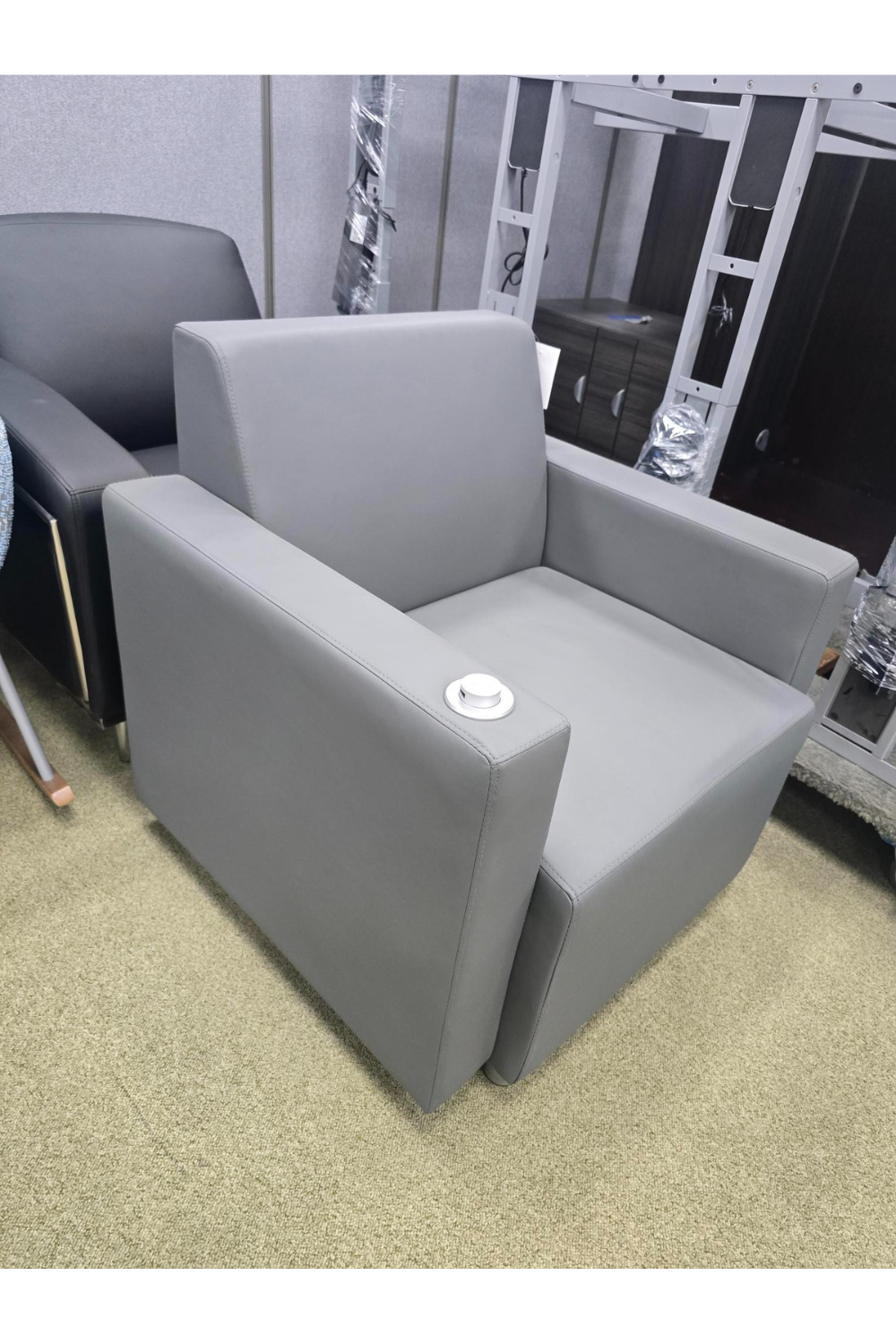 Pre-Owned OFFICE STAR Lounge Club Chair All Vinyl with USB Port $100