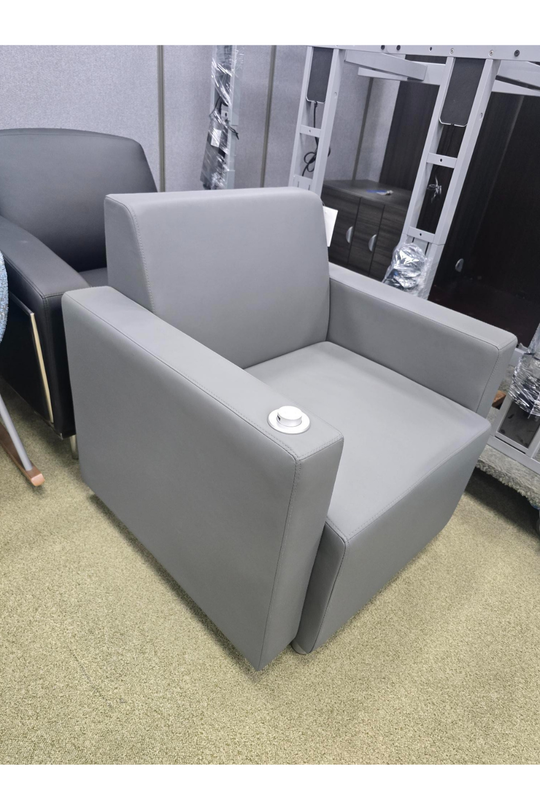Pre-Owned OFFICE STAR Lounge Club Chair All Vinyl with USB Port $100